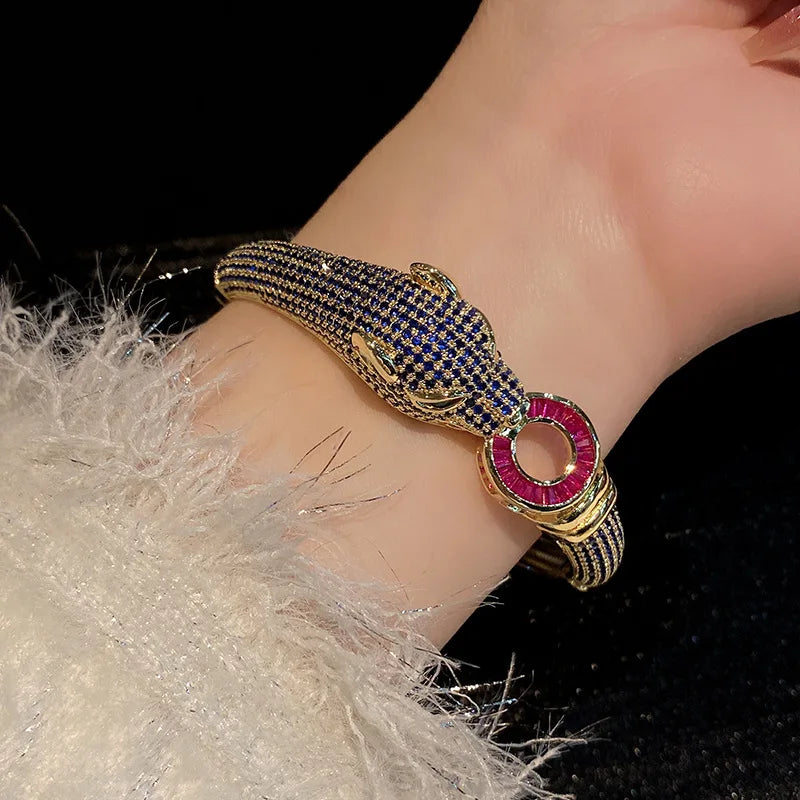 Féline Pavé Cuff Bracelet — detail view 10