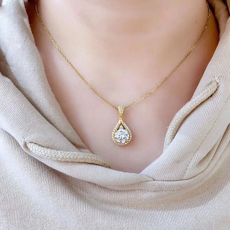 Étoile Drop moissanite necklace — polished pendant detail