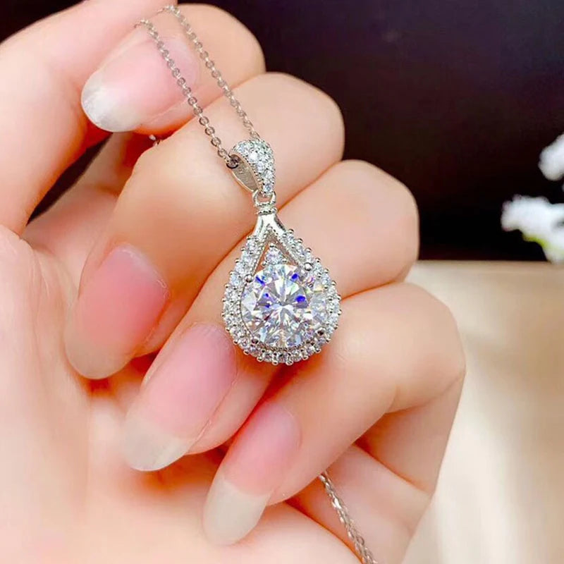 Étoile Drop moissanite necklace — fine jewelry close-up