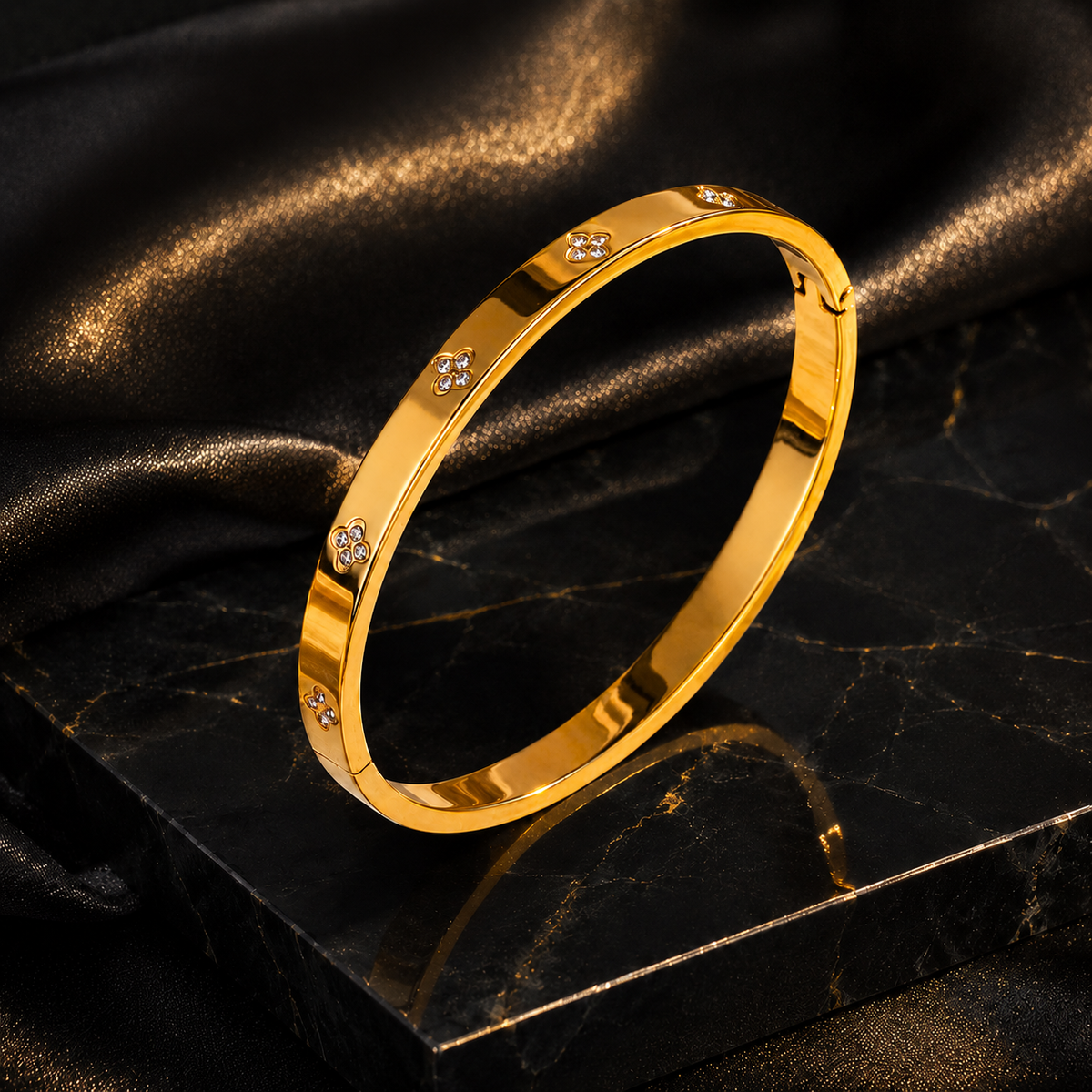 Élan Signature bracelet collection on black and gold background